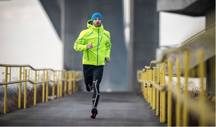 um homem vestindo roupa de corrida para o inverno