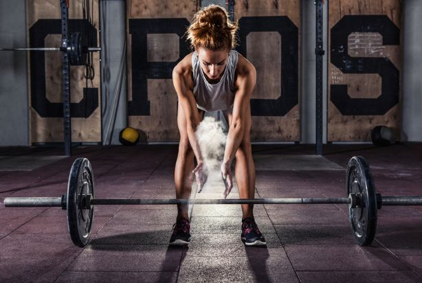 Imagem de uma mulher treinando crossfit